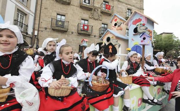 La fiesta local recupera una antigua tradición que precederá al desfile de carrozas